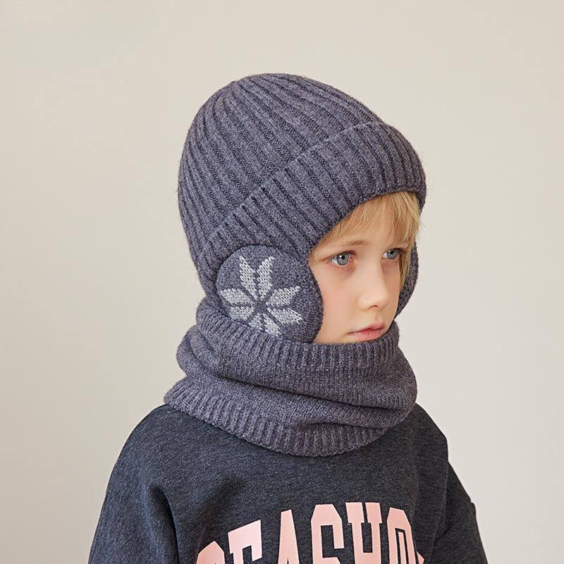 El traje de lana del sombrero y de la bufanda del invierno de los niños hizo punto el sombrero de lana para los niños_3841002