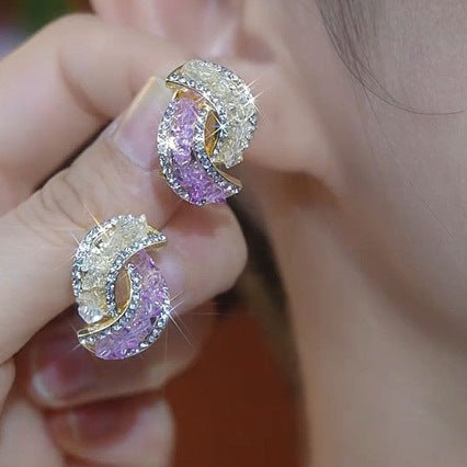 Elegantné zlaté náušnice osadené trblietavými diamantmi