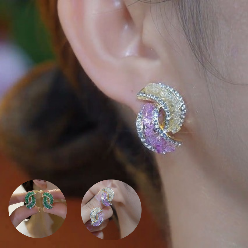 Elegantné zlaté náušnice osadené trblietavými diamantmi