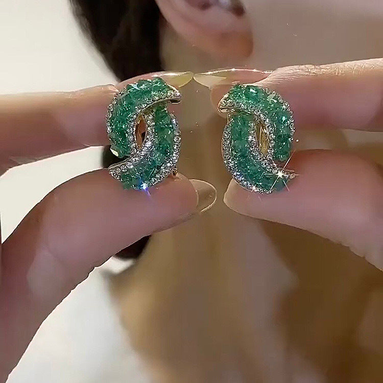 Elegantné zlaté náušnice osadené trblietavými diamantmi