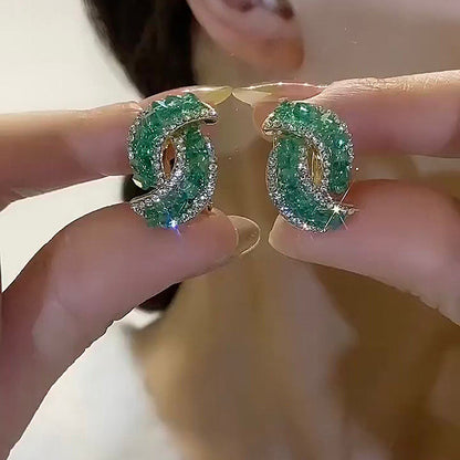 Elegantné zlaté náušnice osadené trblietavými diamantmi