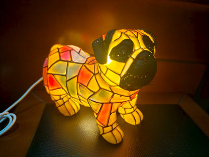 Lámpara de mesa con forma de gato y perro, una luz de noche retro, hecha de resina coloreada, con temática de gatos y perros.